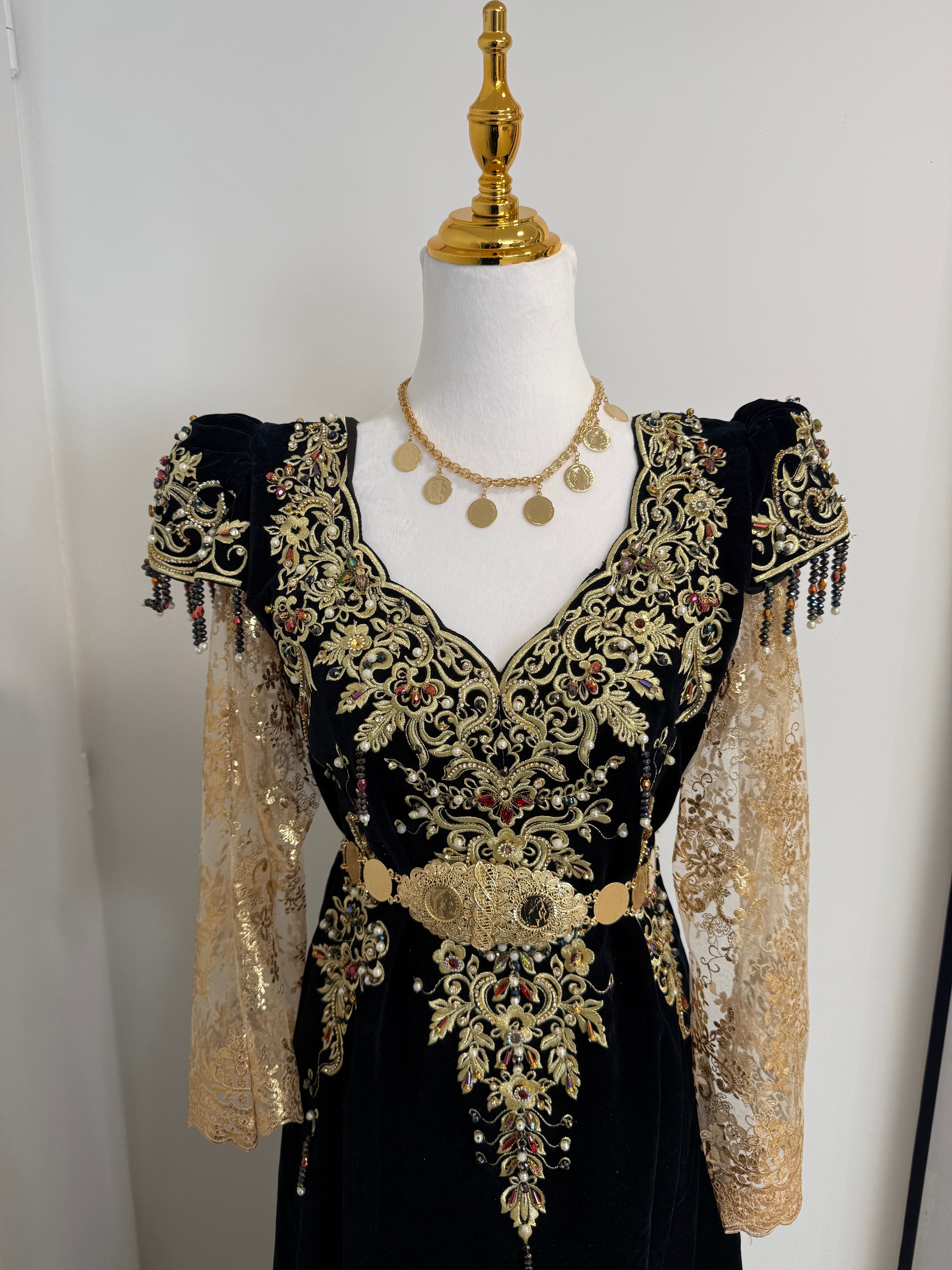 Shiny lace sleeves