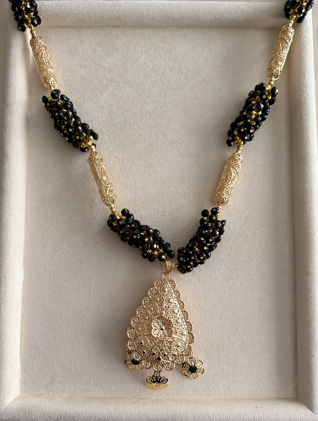Black beaded skhab