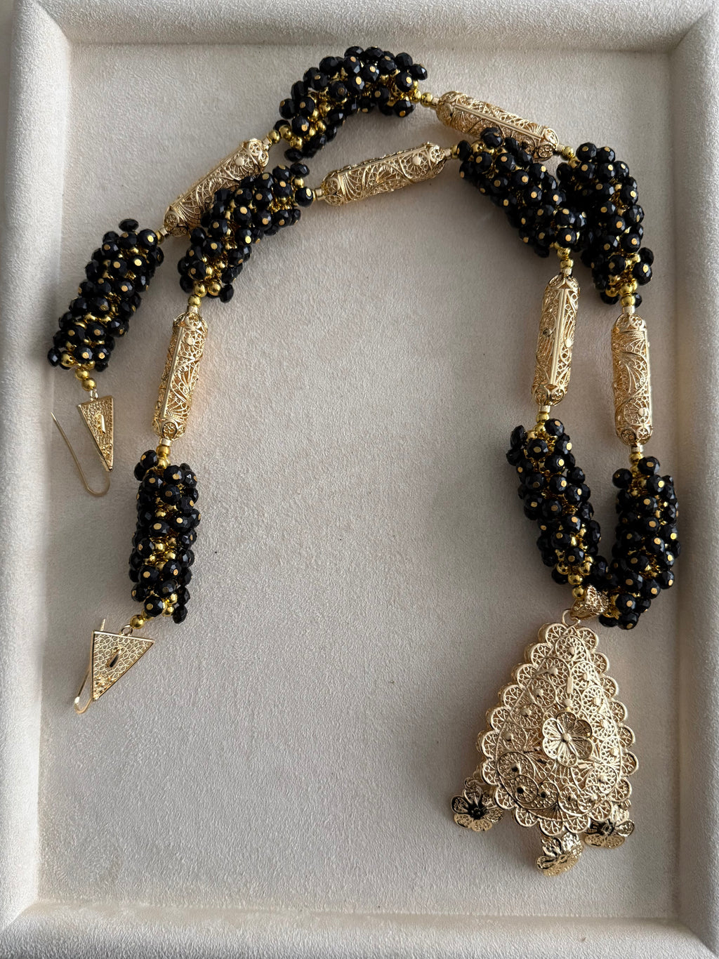 Black beaded skhab